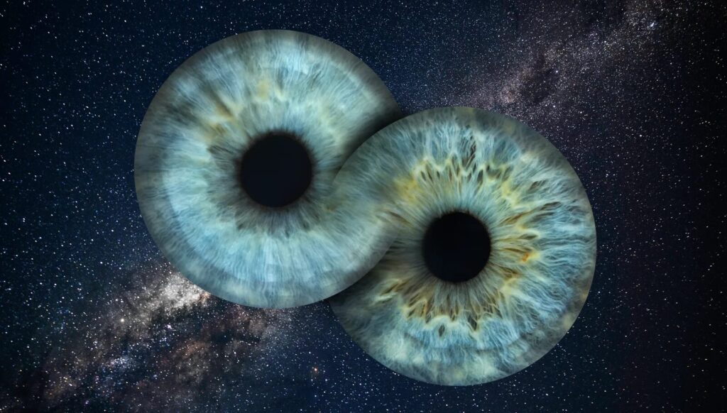 Dos iris de color azul claro superpuestos sobre un cielo estrellado